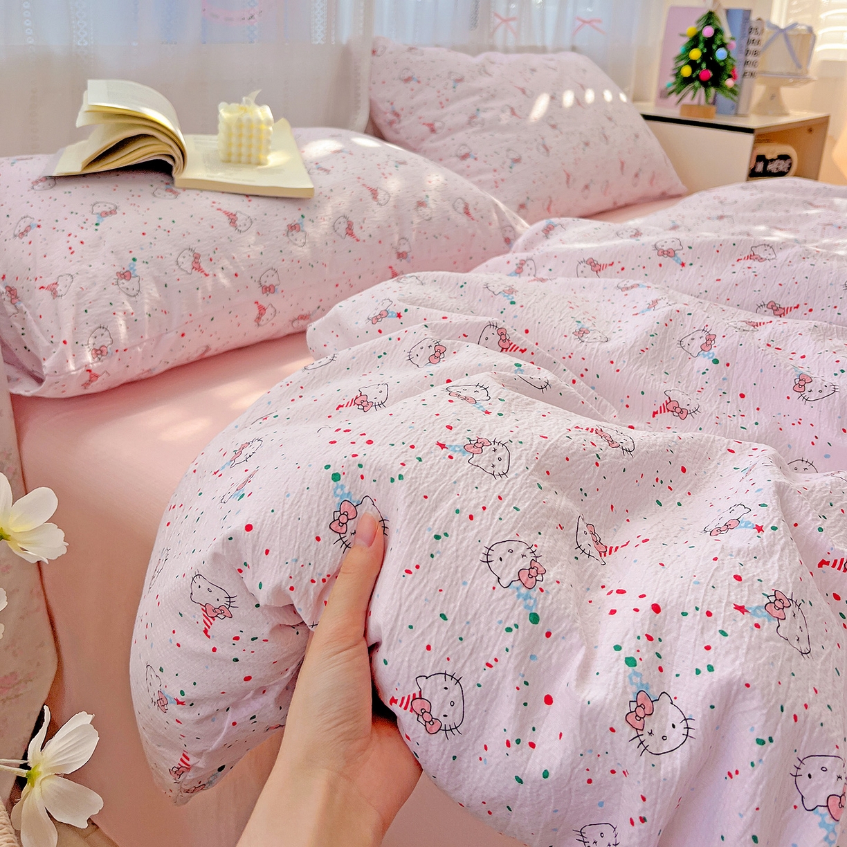 91家纺网 家纺一手货源 找家纺 奈颜 2025新款三丽鸥爆款云感双层纱印花四件套学生宿舍三件套-含防伪吊牌-提供买家秀 蛋糕KT猫-浅粉