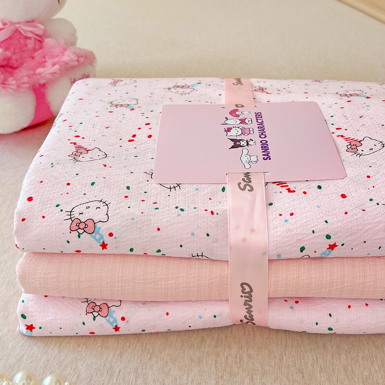 91家纺网 家纺一手货源 找家纺 奈颜 2025新款三丽鸥爆款云感双层纱印花四件套学生宿舍三件套-含防伪吊牌-提供买家秀 蛋糕KT猫-浅粉