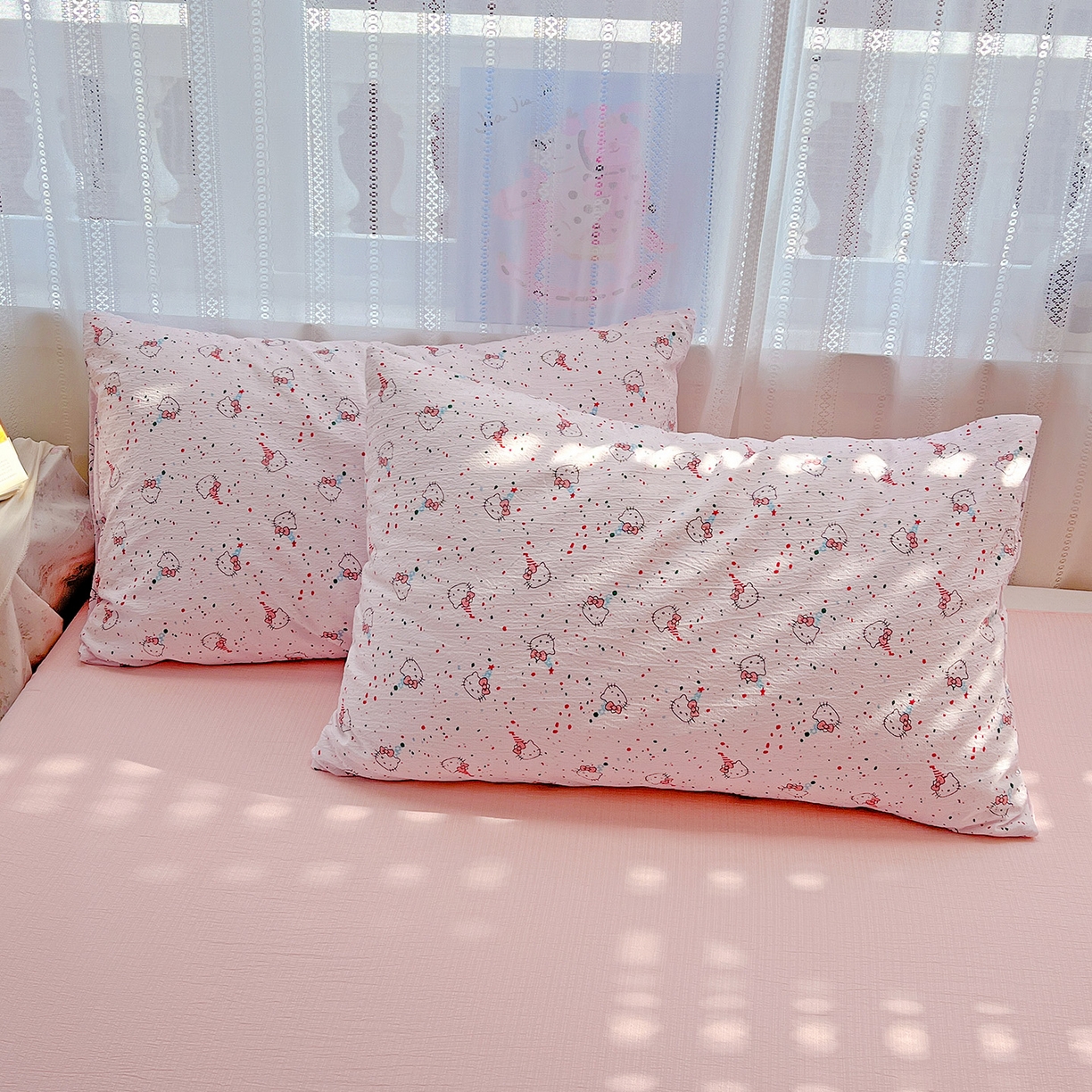 91家纺网 家纺一手货源 找家纺 奈颜 2025新款三丽鸥爆款云感双层纱印花四件套学生宿舍三件套-含防伪吊牌-提供买家秀 蛋糕KT猫-浅粉