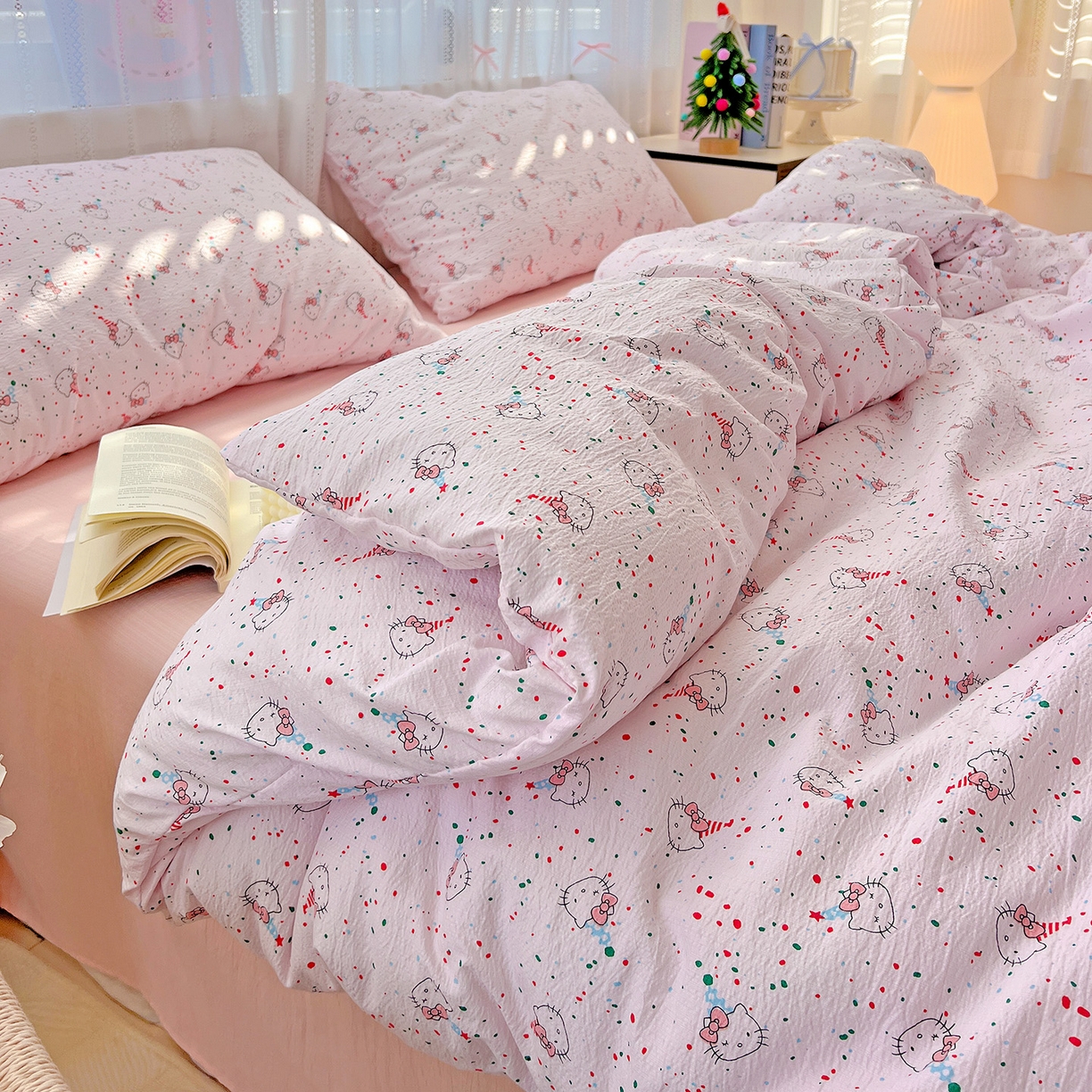 91家纺网 家纺一手货源 找家纺 奈颜 2025新款三丽鸥爆款云感双层纱印花四件套学生宿舍三件套-含防伪吊牌-提供买家秀 蛋糕KT猫-浅粉