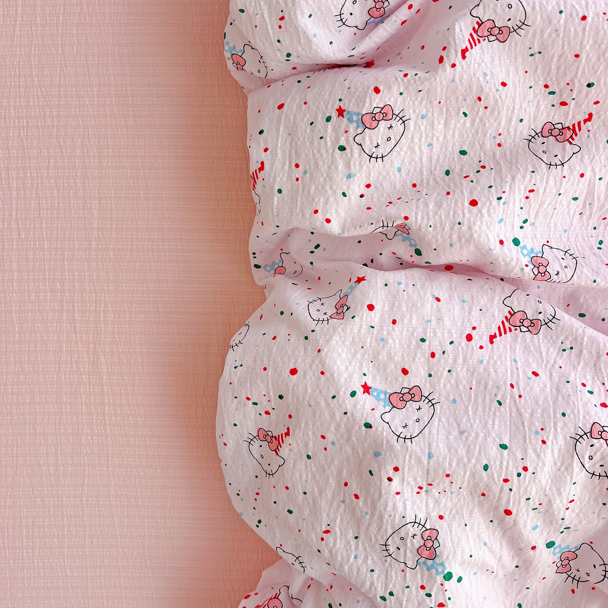 91家纺网 家纺一手货源 找家纺 奈颜 2025新款三丽鸥爆款云感双层纱印花四件套学生宿舍三件套-含防伪吊牌-提供买家秀 蛋糕KT猫-浅粉