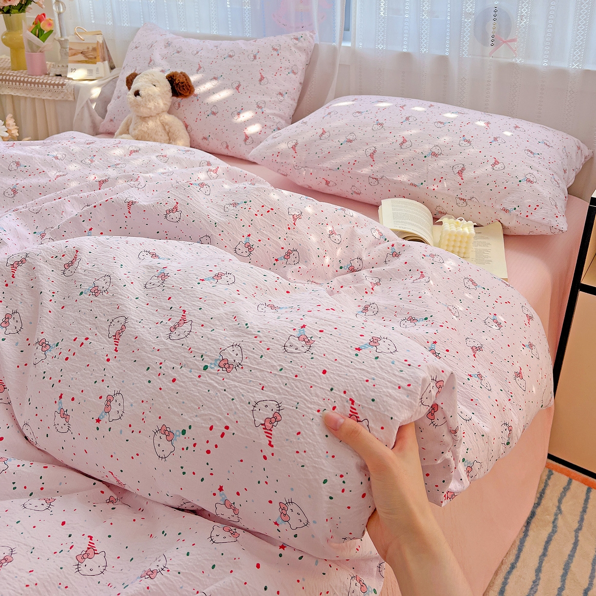 91家纺网 家纺一手货源 找家纺 奈颜 2025新款三丽鸥爆款云感双层纱印花四件套学生宿舍三件套-含防伪吊牌-提供买家秀 蛋糕KT猫-浅粉