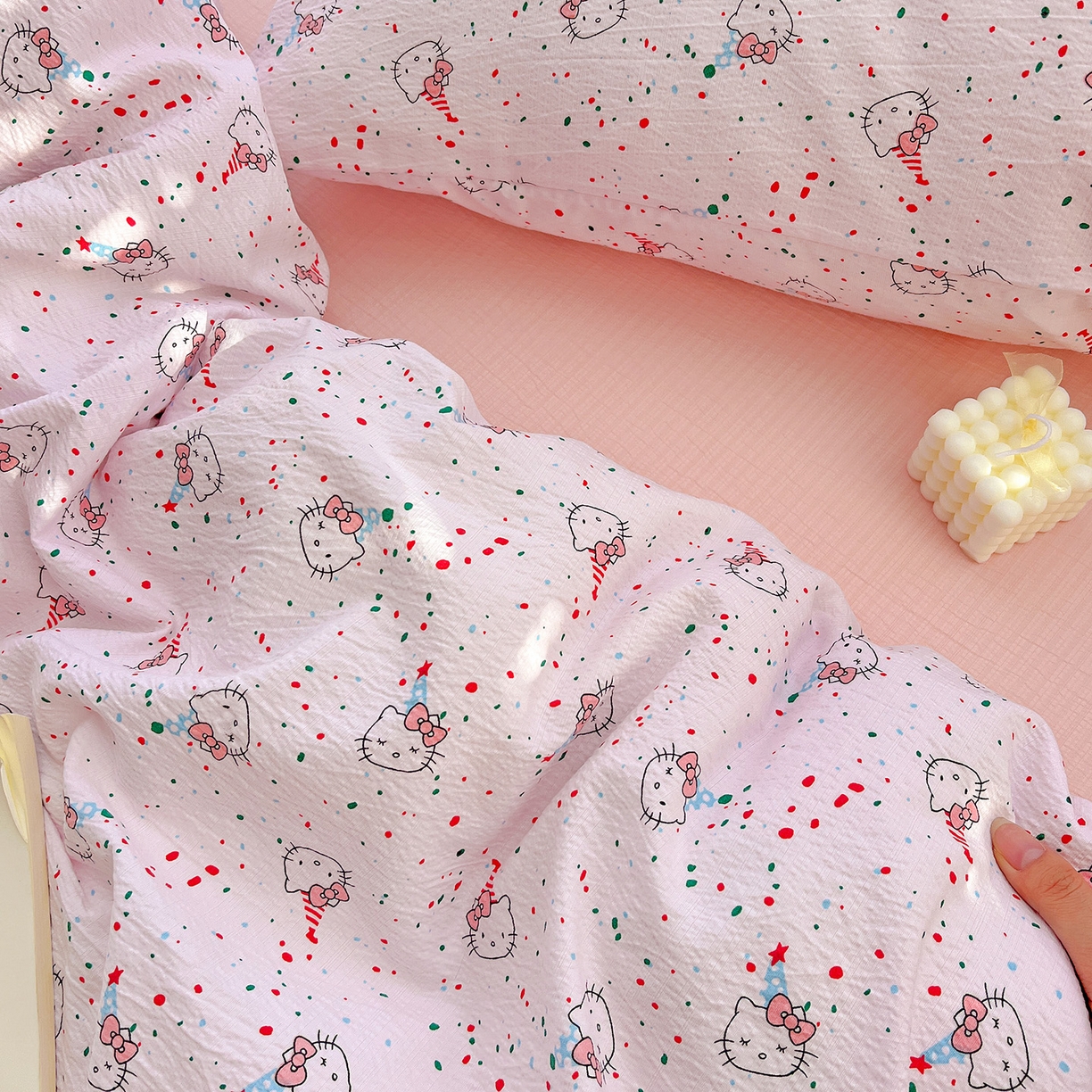 91家纺网 家纺一手货源 找家纺 奈颜 2025新款三丽鸥爆款云感双层纱印花四件套学生宿舍三件套-含防伪吊牌-提供买家秀 蛋糕KT猫-浅粉