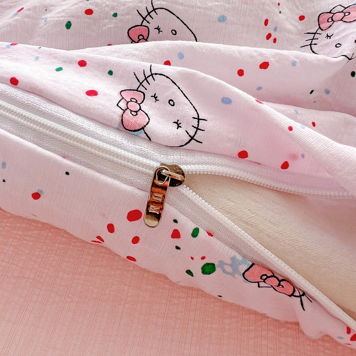 91家纺网 家纺一手货源 找家纺 奈颜 2025新款三丽鸥爆款云感双层纱印花四件套学生宿舍三件套-含防伪吊牌-提供买家秀 蛋糕KT猫-浅粉