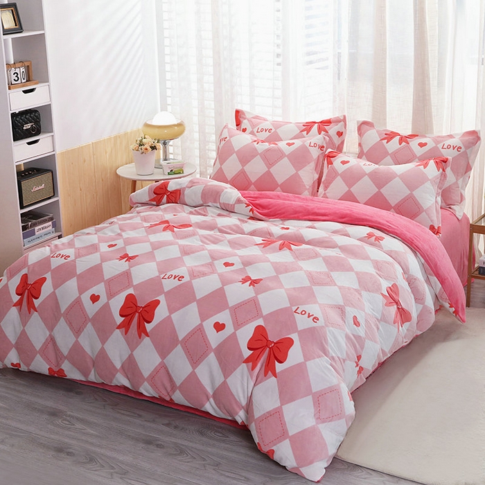 91家纺网 家纺一手货源 找家纺 宝薇 2025新款加厚保暖简约风小版印花牛奶绒四件套 蝴蝶结