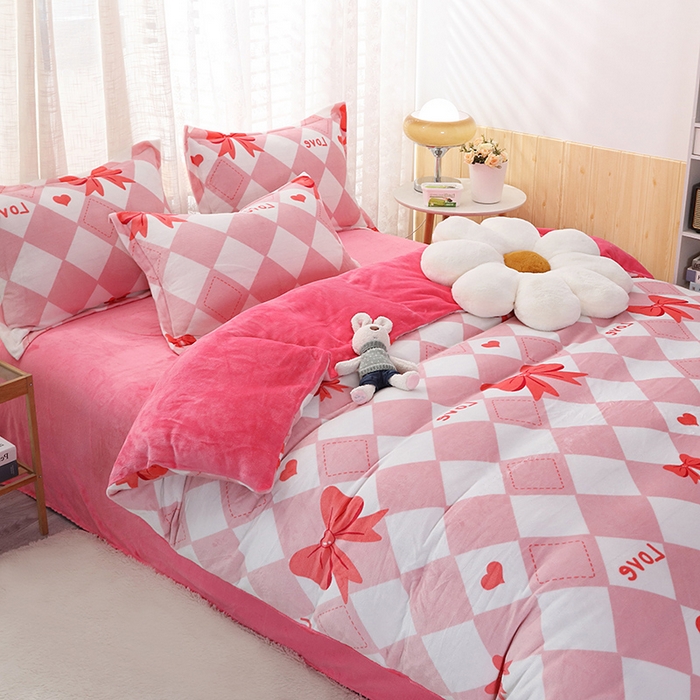 91家纺网 家纺一手货源 找家纺 宝薇 2025新款加厚保暖简约风小版印花牛奶绒四件套 蝴蝶结