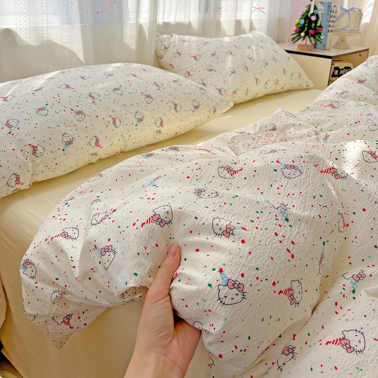 91家纺网 家纺一手货源 找家纺 奈颜 2025新款三丽鸥爆款云感双层纱印花四件套学生宿舍三件套-含防伪吊牌-提供买家秀 蛋糕KT猫-乳白