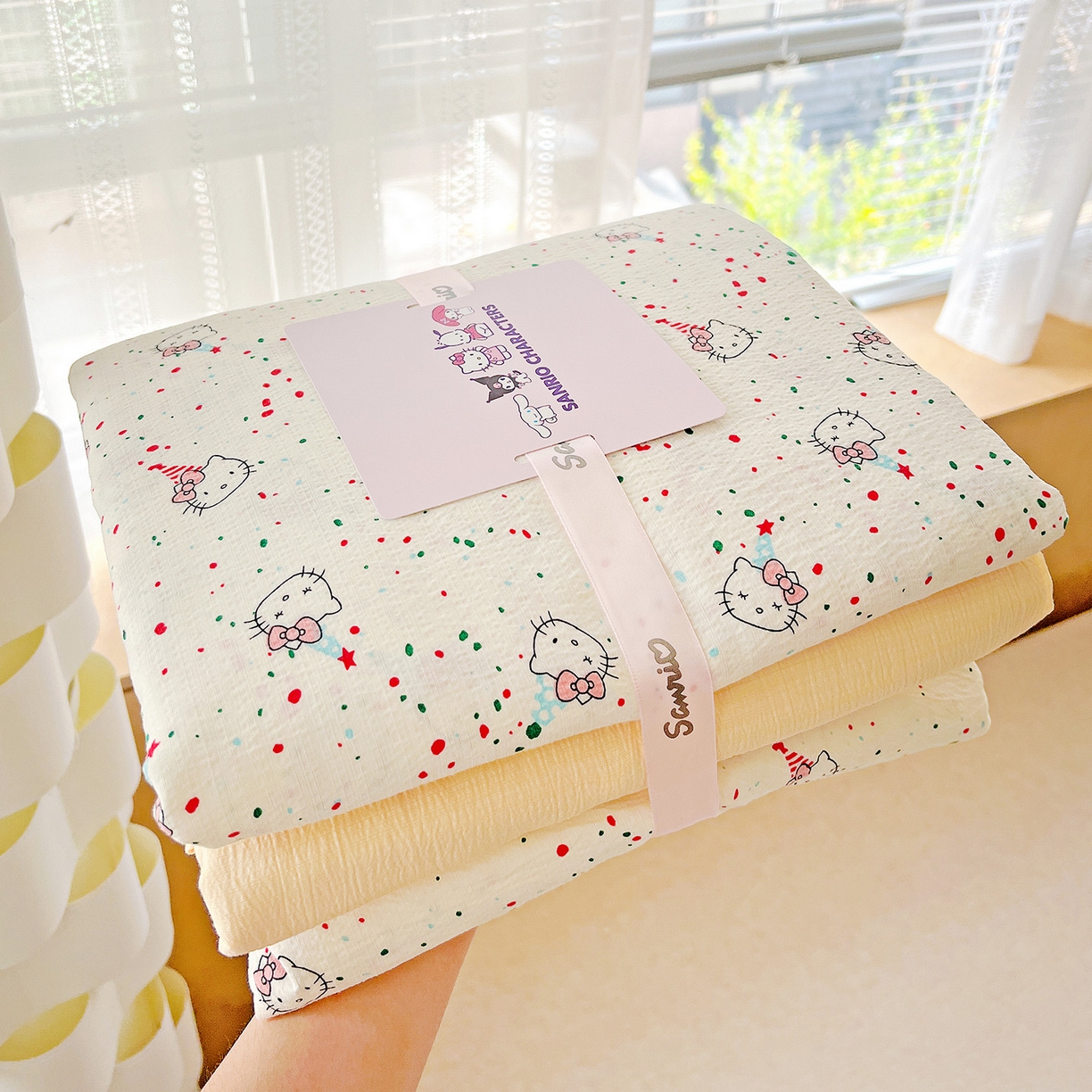 91家纺网 家纺一手货源 找家纺 奈颜 2025新款三丽鸥爆款云感双层纱印花四件套学生宿舍三件套-含防伪吊牌-提供买家秀 蛋糕KT猫-乳白