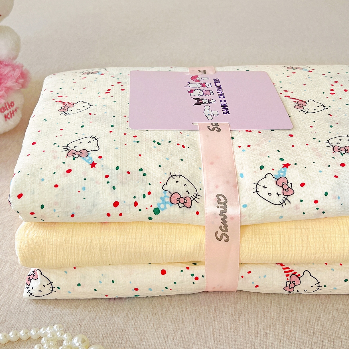 91家纺网 家纺一手货源 找家纺 奈颜 2025新款三丽鸥爆款云感双层纱印花四件套学生宿舍三件套-含防伪吊牌-提供买家秀 蛋糕KT猫-乳白