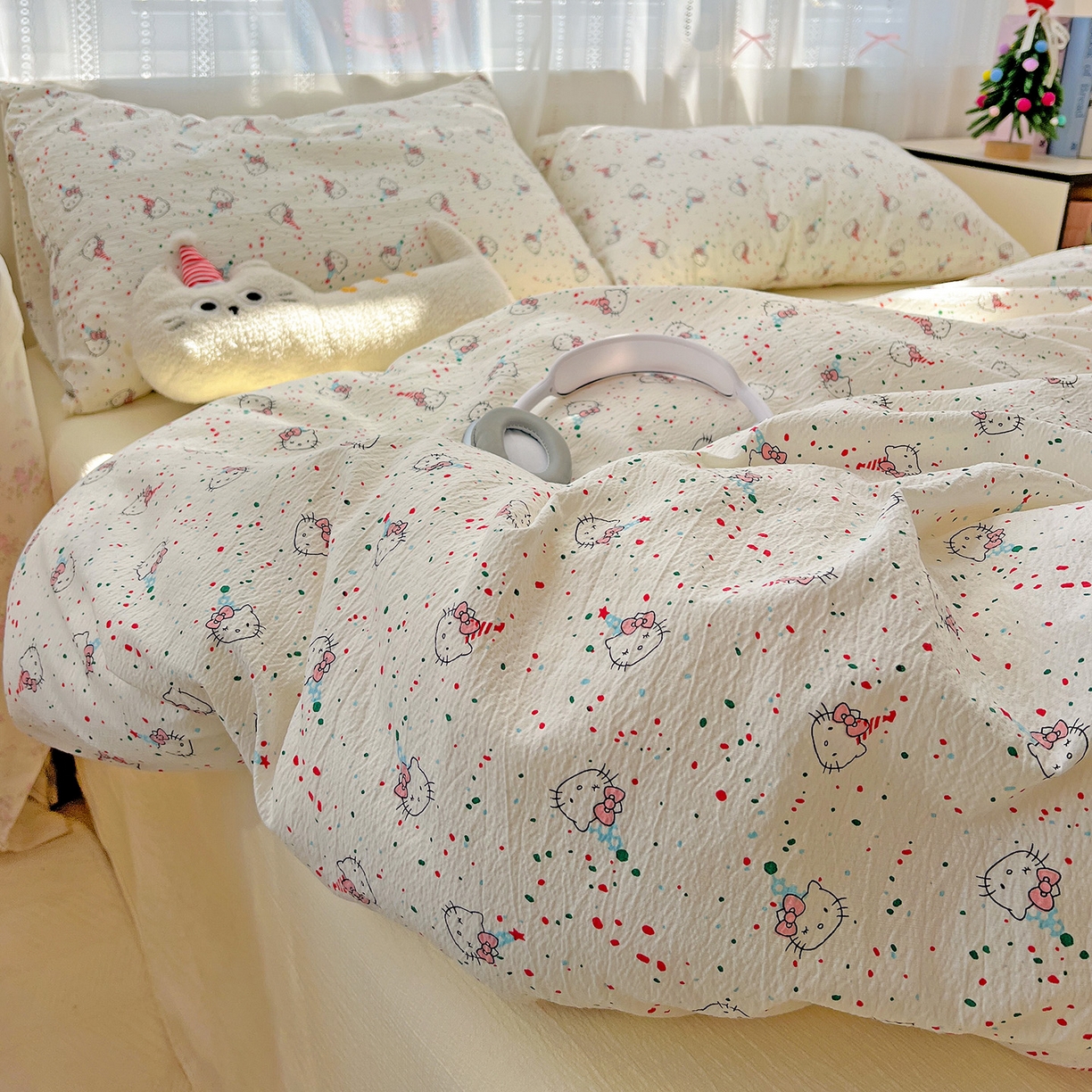 91家纺网 家纺一手货源 找家纺 奈颜 2025新款三丽鸥爆款云感双层纱印花四件套学生宿舍三件套-含防伪吊牌-提供买家秀 蛋糕KT猫-乳白