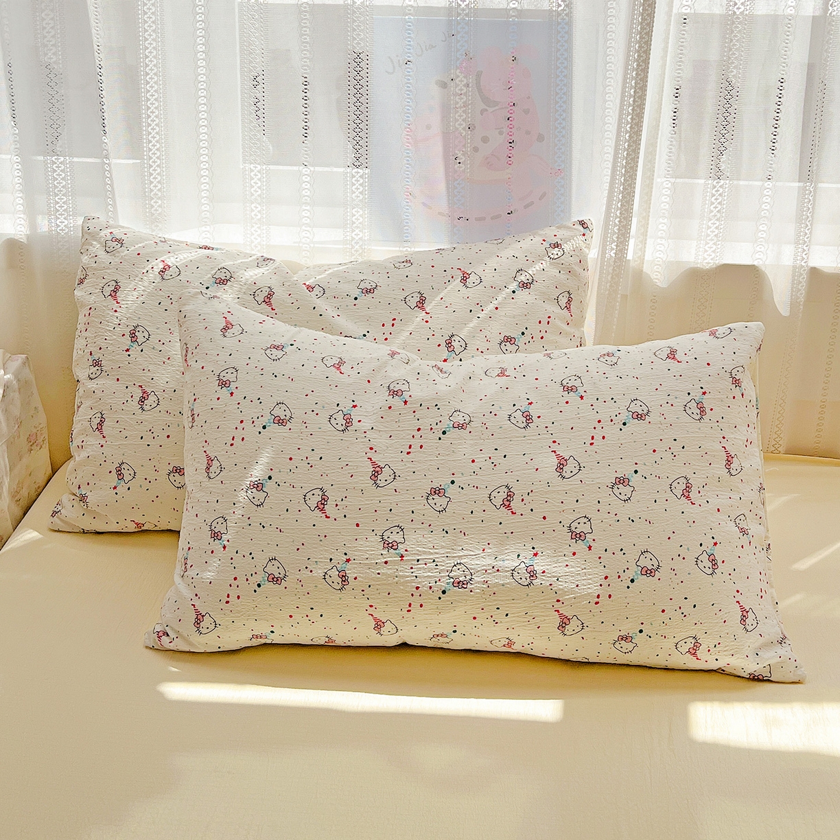 91家纺网 家纺一手货源 找家纺 奈颜 2025新款三丽鸥爆款云感双层纱印花四件套学生宿舍三件套-含防伪吊牌-提供买家秀 蛋糕KT猫-乳白