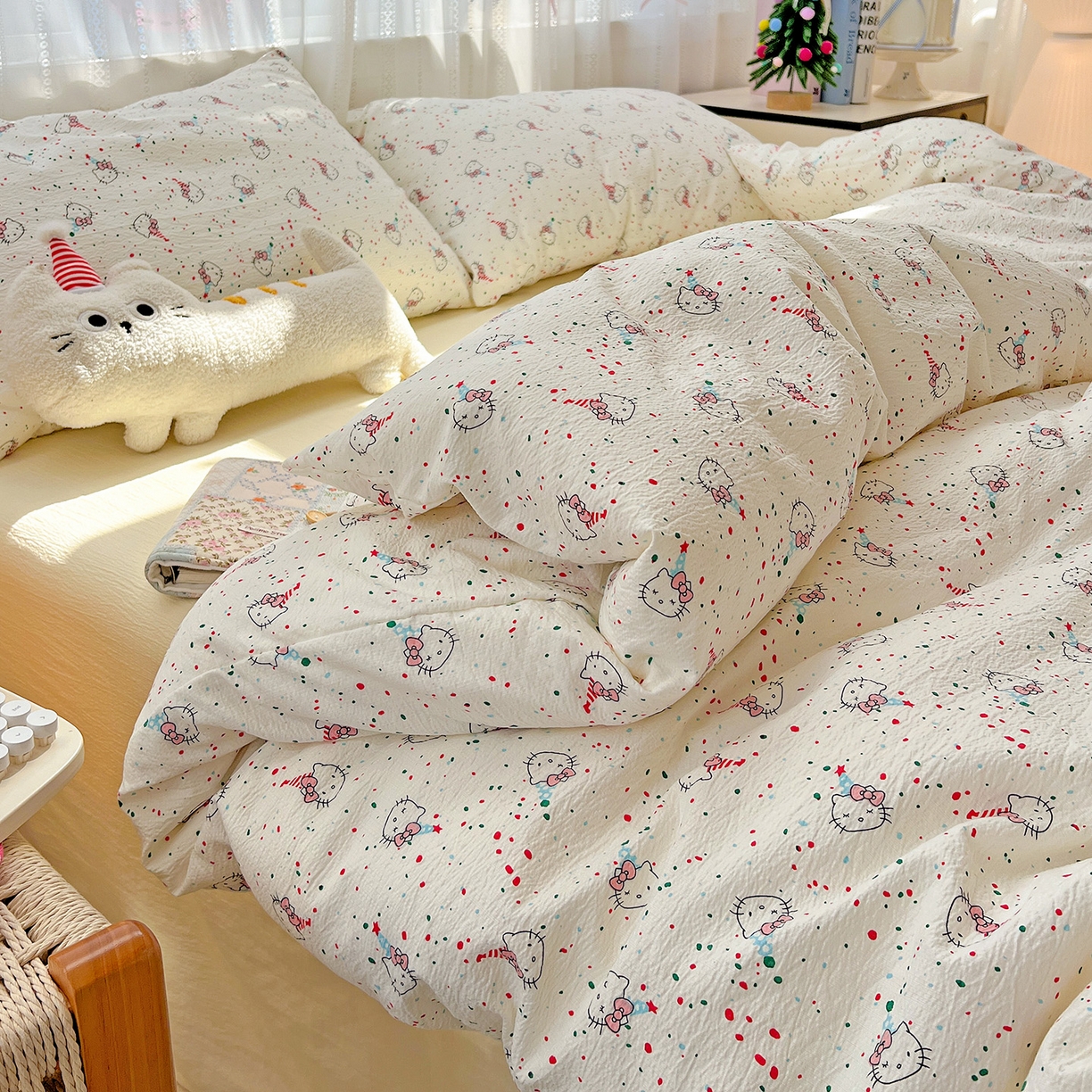 91家纺网 家纺一手货源 找家纺 奈颜 2025新款三丽鸥爆款云感双层纱印花四件套学生宿舍三件套-含防伪吊牌-提供买家秀 蛋糕KT猫-乳白