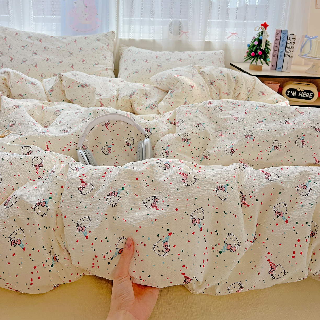 91家纺网 家纺一手货源 找家纺 奈颜 2025新款三丽鸥爆款云感双层纱印花四件套学生宿舍三件套-含防伪吊牌-提供买家秀 蛋糕KT猫-乳白