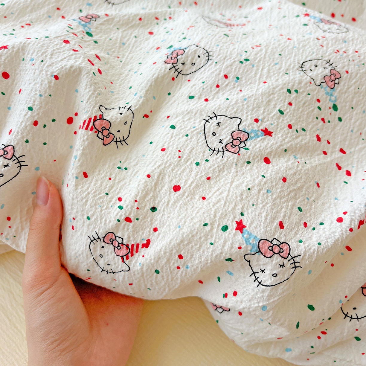 91家纺网 家纺一手货源 找家纺 奈颜 2025新款三丽鸥爆款云感双层纱印花四件套学生宿舍三件套-含防伪吊牌-提供买家秀 蛋糕KT猫-乳白