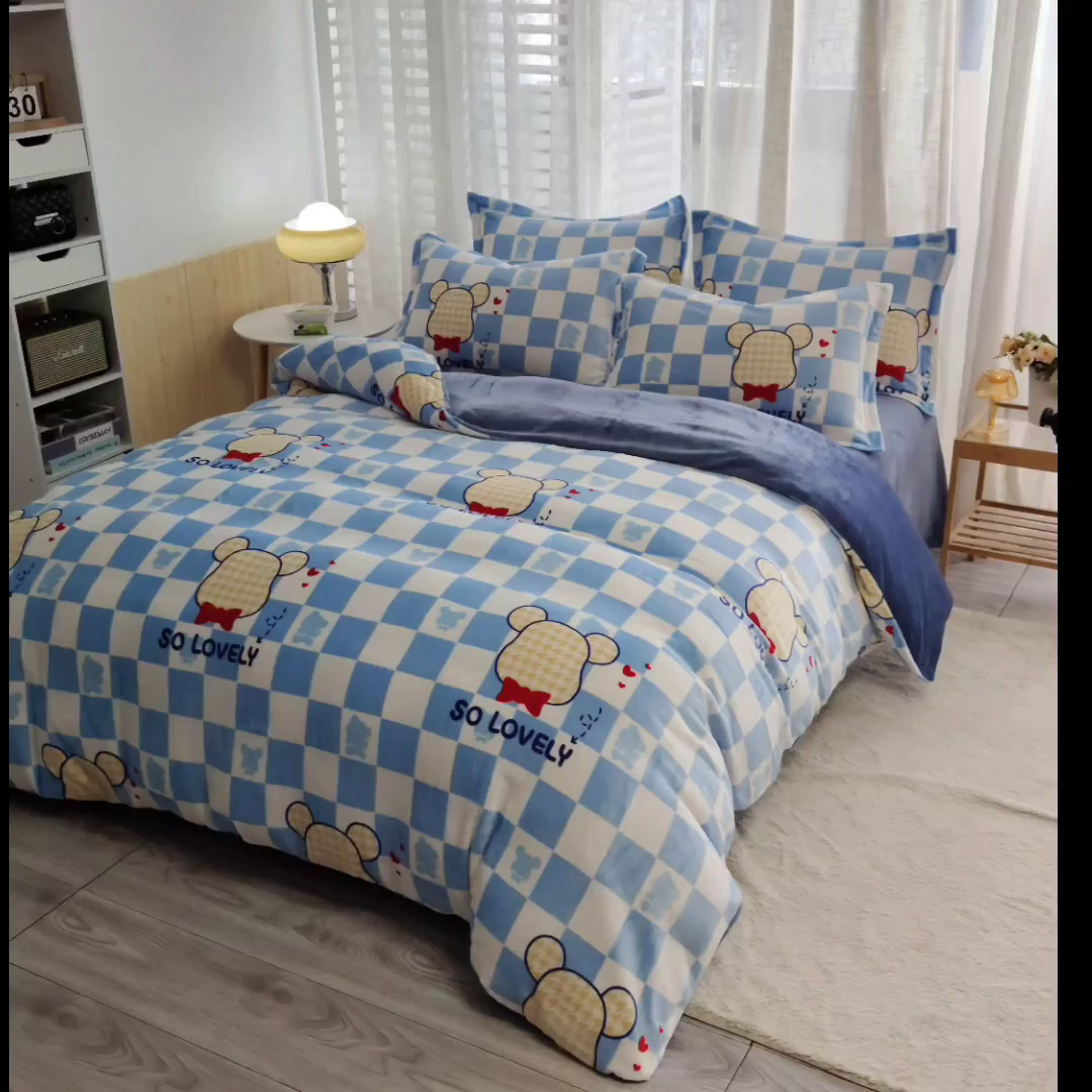 91家纺网 家纺一手货源 找家纺 宝薇 2025新款加厚保暖简约风小版印花牛奶绒四件套 酷酷熊蓝
