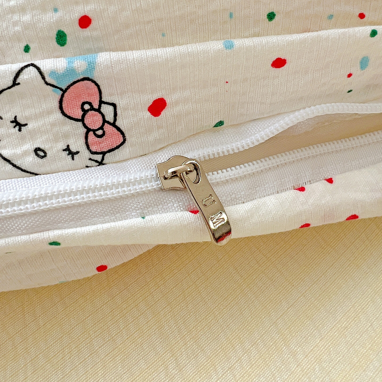 91家纺网 家纺一手货源 找家纺 奈颜 2025新款三丽鸥爆款云感双层纱印花四件套学生宿舍三件套-含防伪吊牌-提供买家秀 蛋糕KT猫-乳白