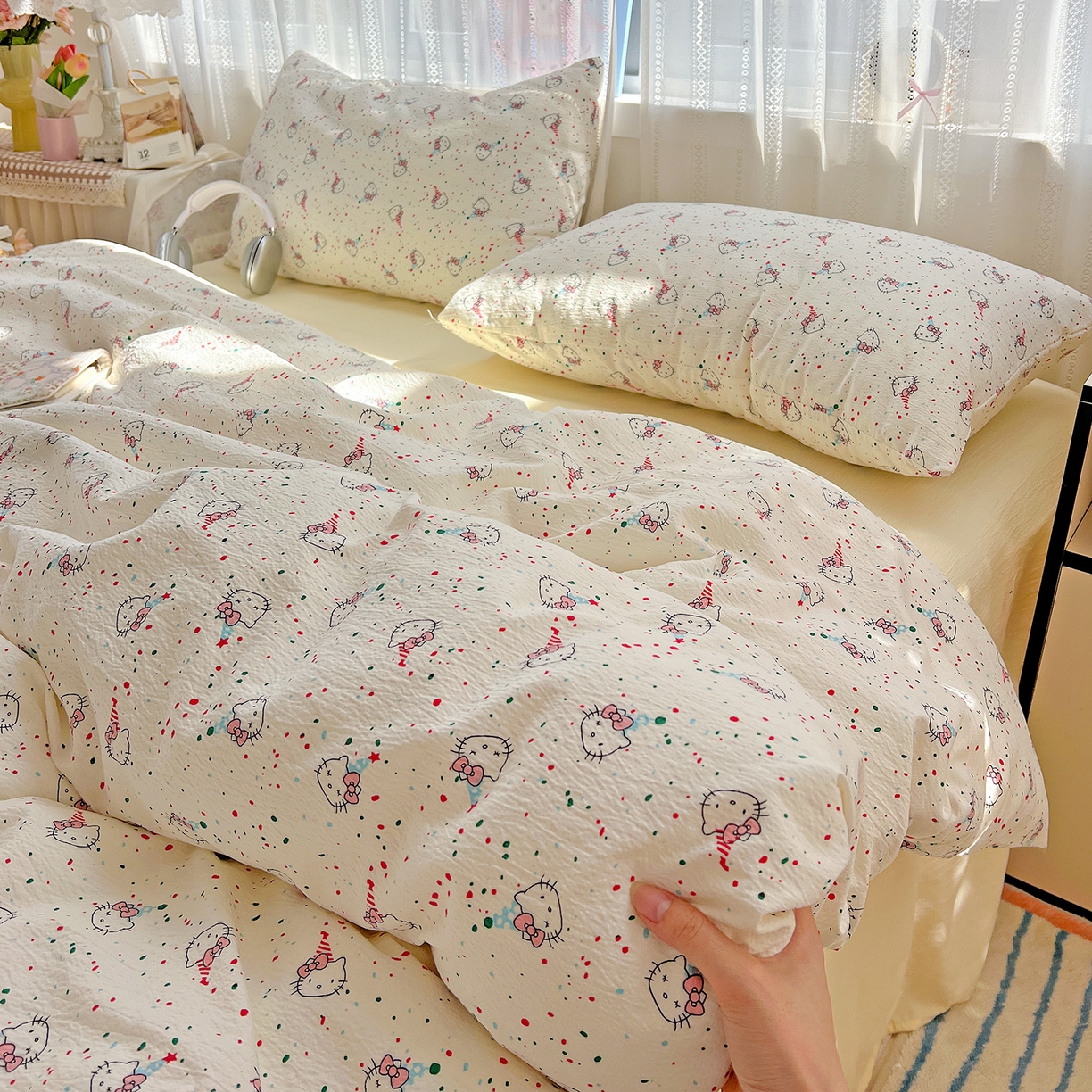 91家纺网 家纺一手货源 找家纺 奈颜 2025新款三丽鸥爆款云感双层纱印花四件套学生宿舍三件套-含防伪吊牌-提供买家秀 蛋糕KT猫-乳白