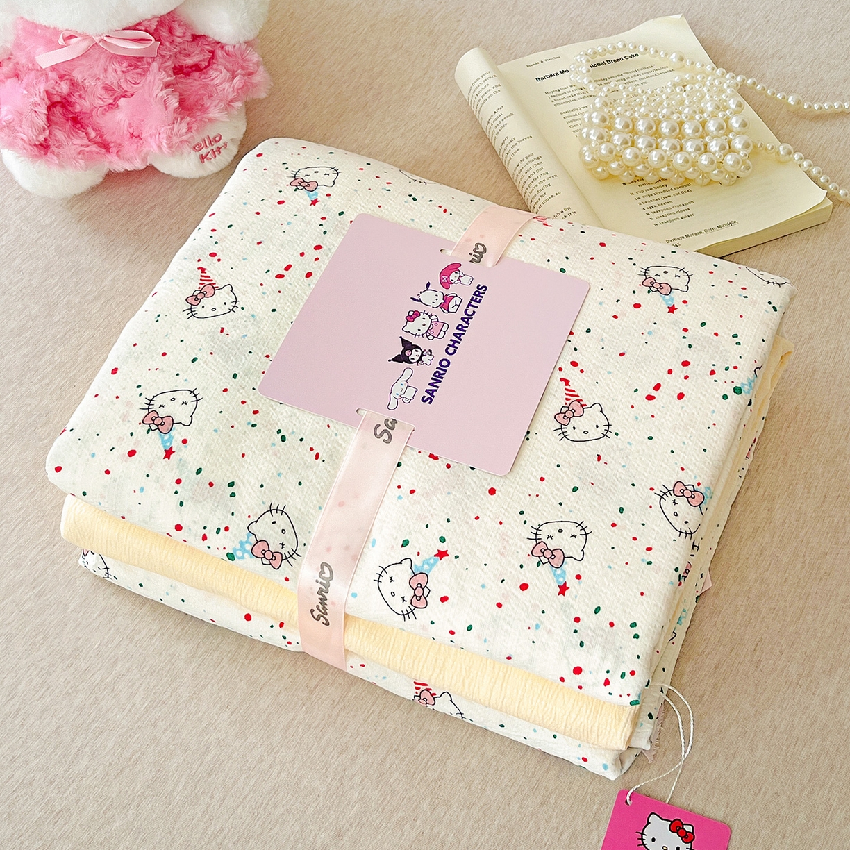 91家纺网 家纺一手货源 找家纺 奈颜 2025新款三丽鸥爆款云感双层纱印花四件套学生宿舍三件套-含防伪吊牌-提供买家秀 蛋糕KT猫-乳白