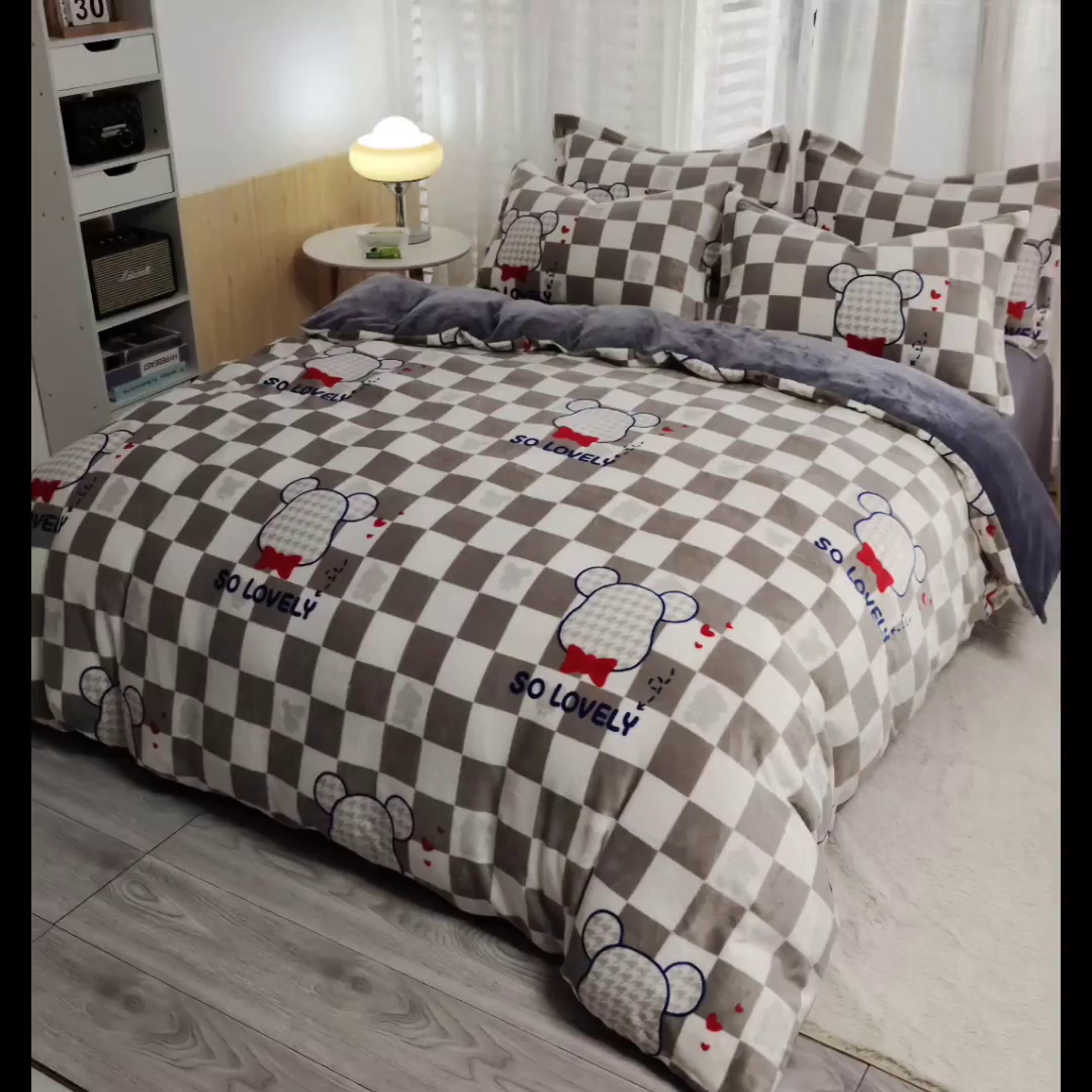 91家纺网 家纺一手货源 找家纺 宝薇 2025新款加厚保暖简约风小版印花牛奶绒四件套 酷酷熊灰