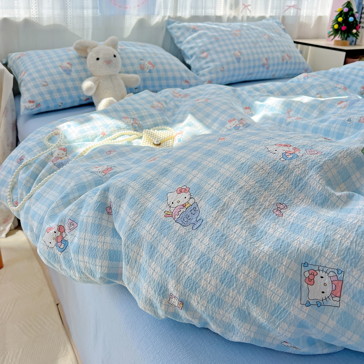 91家纺网 家纺一手货源 找家纺 奈颜 2025新款三丽鸥爆款云感双层纱印花四件套学生宿舍三件套-含防伪吊牌-提供买家秀 格子KT-浅蓝