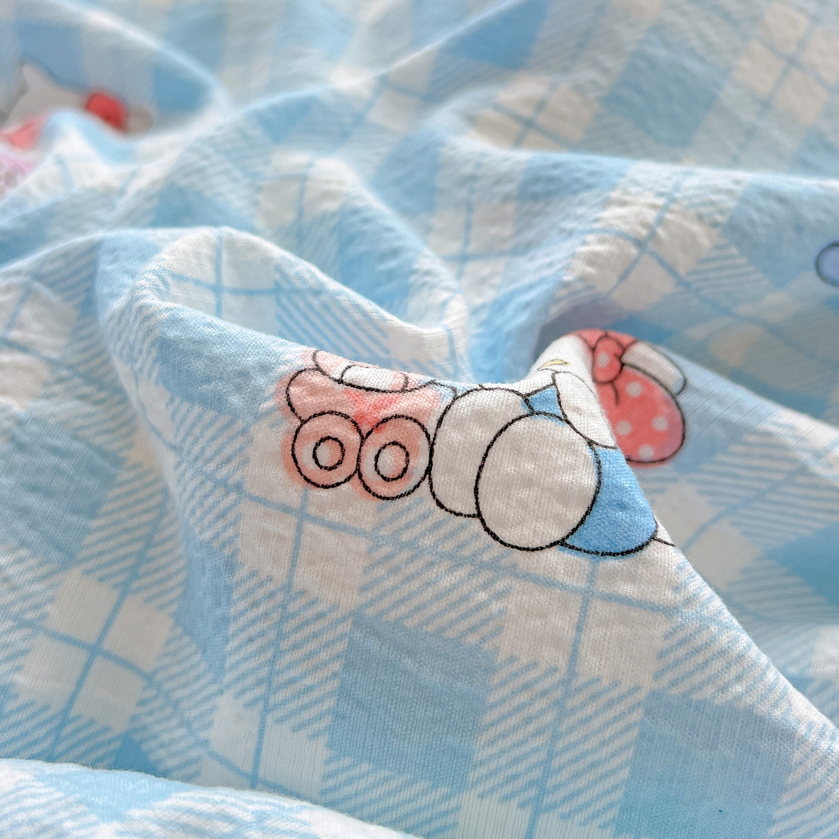 91家纺网 家纺一手货源 找家纺 奈颜 2025新款三丽鸥爆款云感双层纱印花四件套学生宿舍三件套-含防伪吊牌-提供买家秀 格子KT-浅蓝