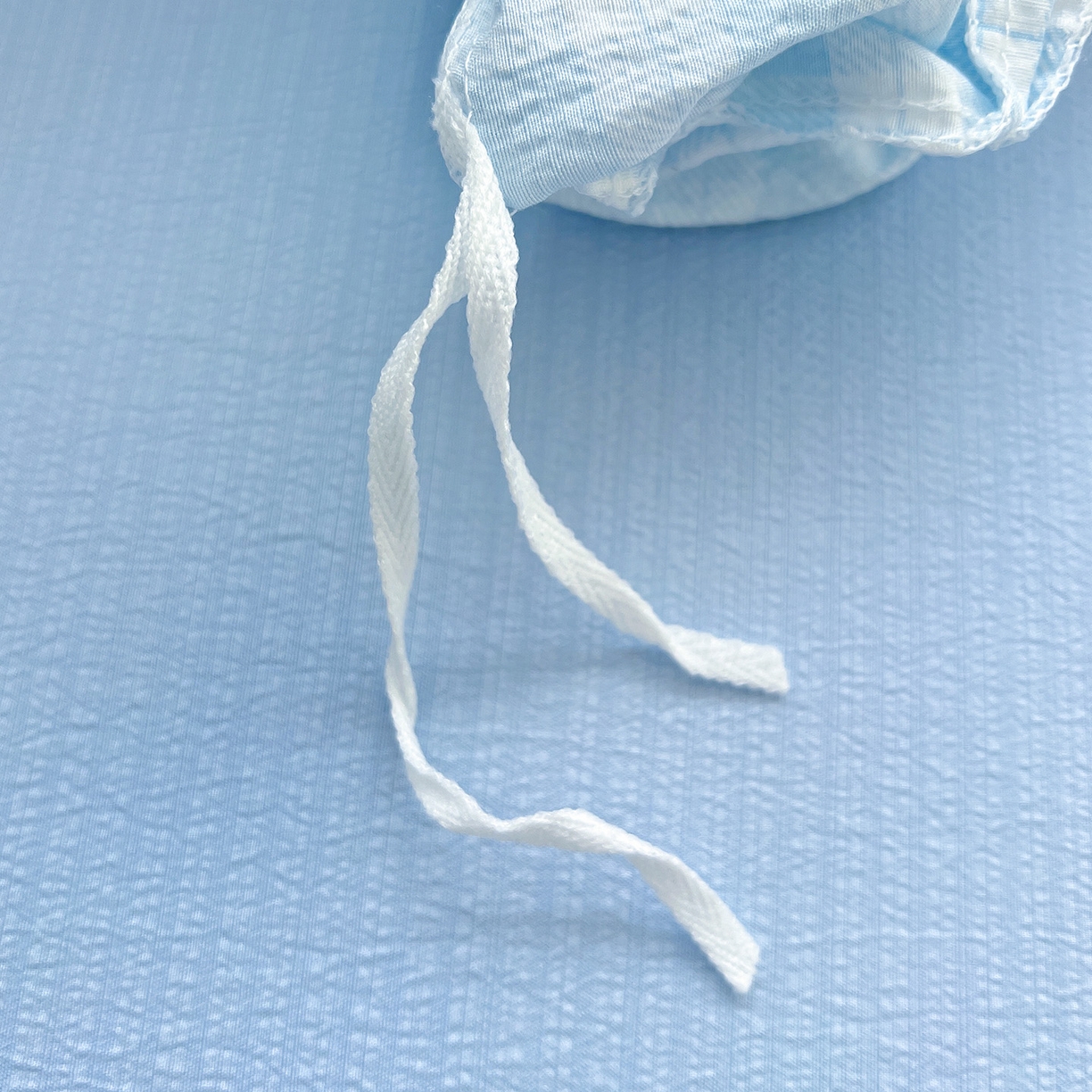 91家纺网 家纺一手货源 找家纺 奈颜 2025新款三丽鸥爆款云感双层纱印花四件套学生宿舍三件套-含防伪吊牌-提供买家秀 格子KT-浅蓝