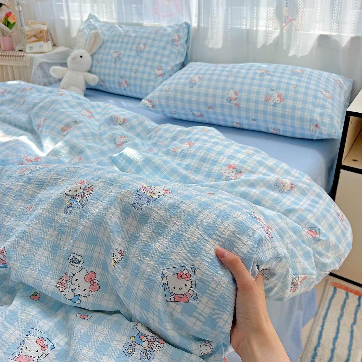 91家纺网 家纺一手货源 找家纺 奈颜 2025新款三丽鸥爆款云感双层纱印花四件套学生宿舍三件套-含防伪吊牌-提供买家秀 格子KT-浅蓝