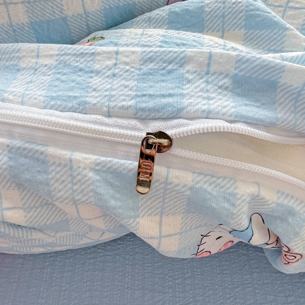 91家纺网 家纺一手货源 找家纺 奈颜 2025新款三丽鸥爆款云感双层纱印花四件套学生宿舍三件套-含防伪吊牌-提供买家秀 格子KT-浅蓝