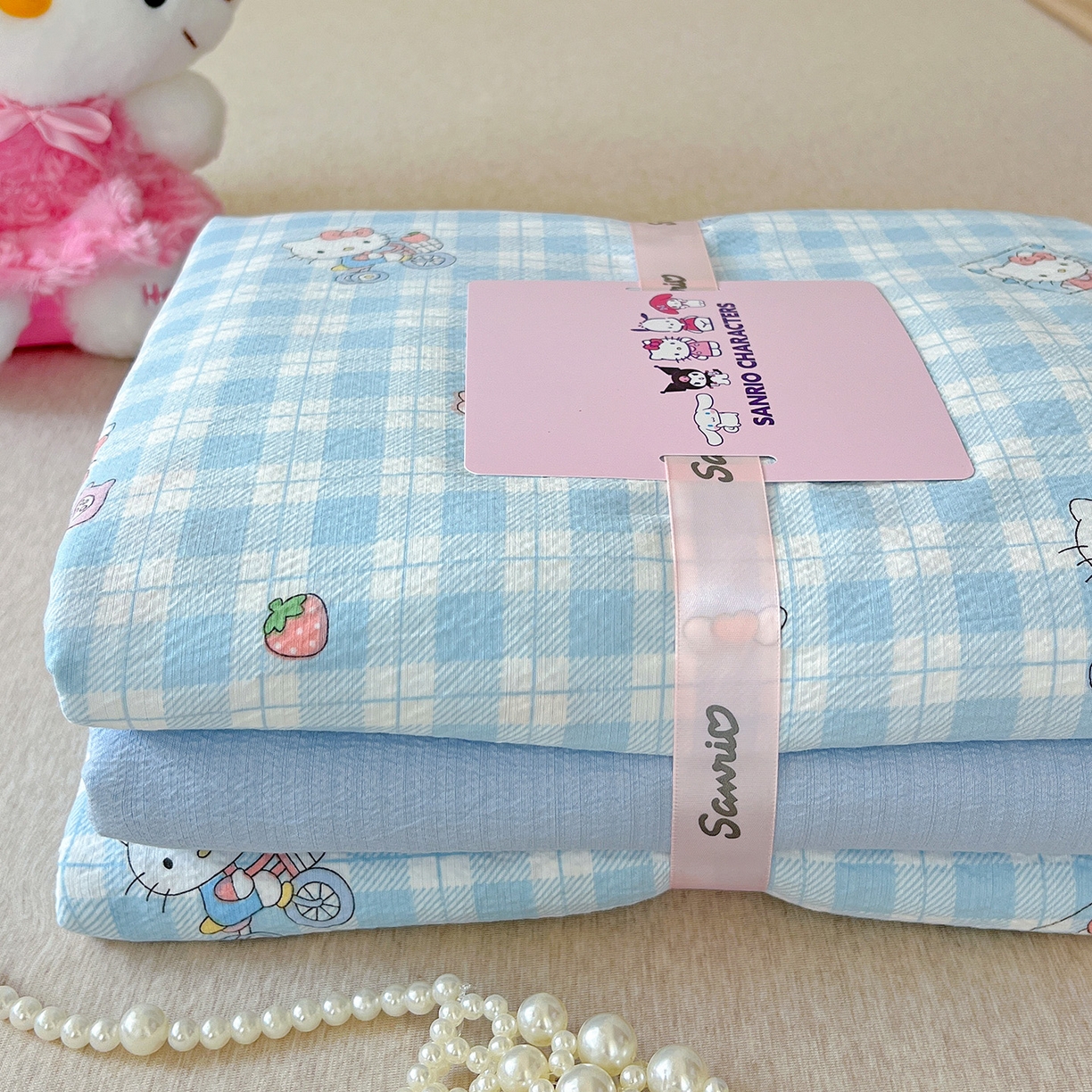 91家纺网 家纺一手货源 找家纺 奈颜 2025新款三丽鸥爆款云感双层纱印花四件套学生宿舍三件套-含防伪吊牌-提供买家秀 格子KT-浅蓝