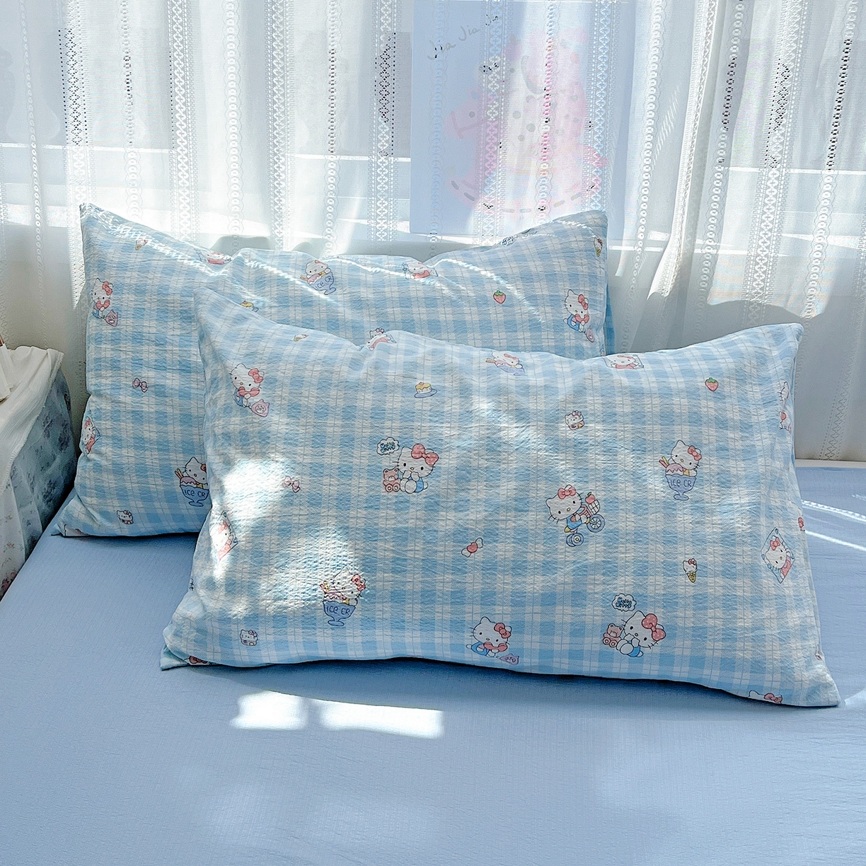 91家纺网 家纺一手货源 找家纺 奈颜 2025新款三丽鸥爆款云感双层纱印花四件套学生宿舍三件套-含防伪吊牌-提供买家秀 格子KT-浅蓝