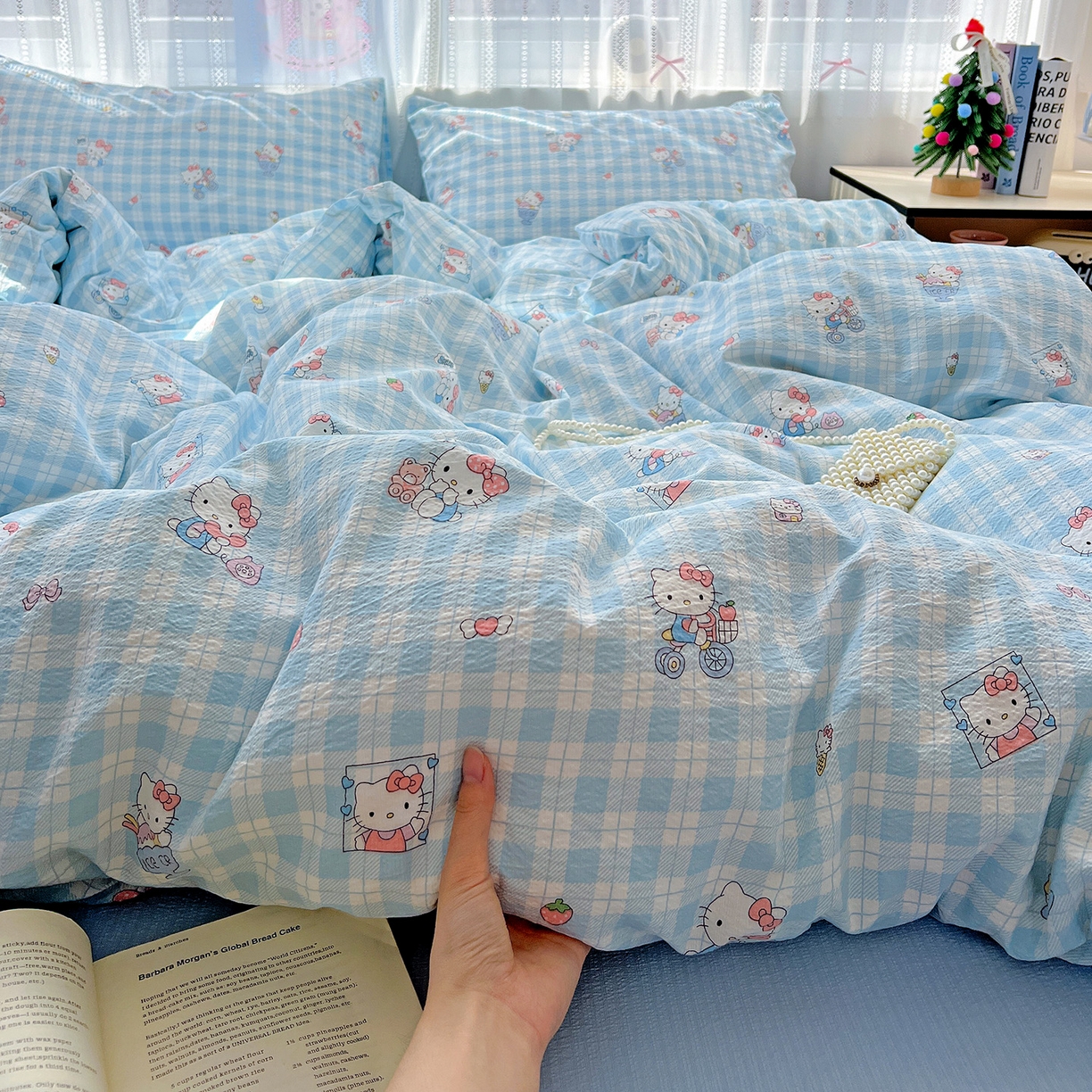 91家纺网 家纺一手货源 找家纺 奈颜 2025新款三丽鸥爆款云感双层纱印花四件套学生宿舍三件套-含防伪吊牌-提供买家秀 格子KT-浅蓝