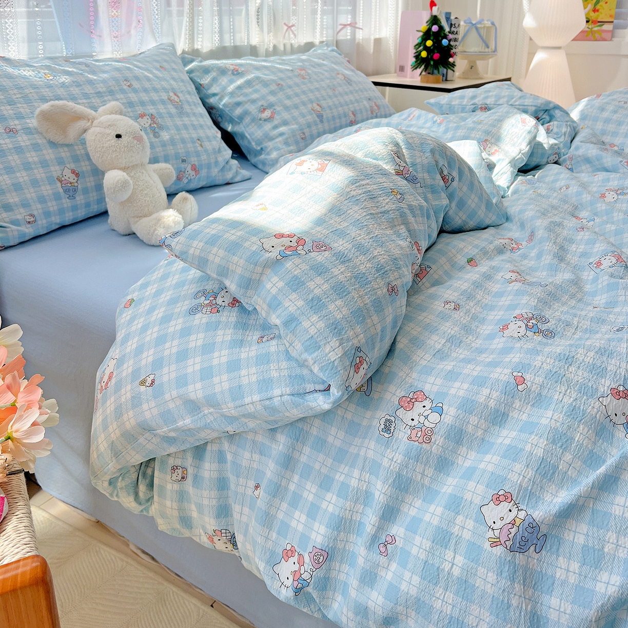 91家纺网 家纺一手货源 找家纺 奈颜 2025新款三丽鸥爆款云感双层纱印花四件套学生宿舍三件套-含防伪吊牌-提供买家秀 格子KT-浅蓝