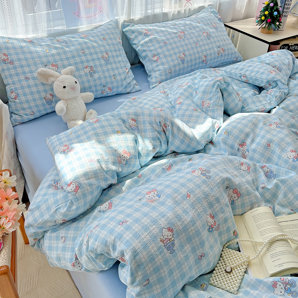 91家纺网 家纺一手货源 找家纺 奈颜 2025新款三丽鸥爆款云感双层纱印花四件套学生宿舍三件套-含防伪吊牌-提供买家秀 格子KT-浅蓝