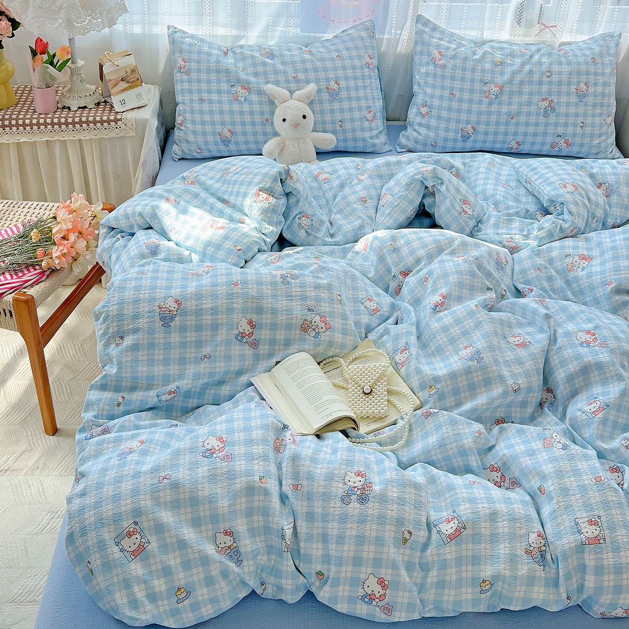 91家纺网 家纺一手货源 找家纺 奈颜 2025新款三丽鸥爆款云感双层纱印花四件套学生宿舍三件套-含防伪吊牌-提供买家秀 格子KT-浅蓝