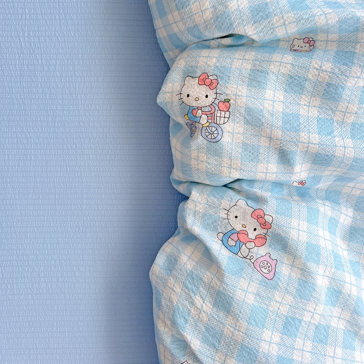 91家纺网 家纺一手货源 找家纺 奈颜 2025新款三丽鸥爆款云感双层纱印花四件套学生宿舍三件套-含防伪吊牌-提供买家秀 格子KT-浅蓝