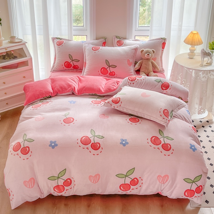 91家纺网 家纺一手货源 找家纺 宝薇 2025新款加厚保暖简约风小版印花牛奶绒四件套 大樱桃