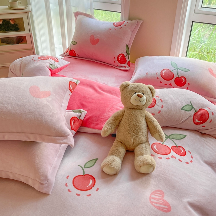 91家纺网 家纺一手货源 找家纺 宝薇 2025新款加厚保暖简约风小版印花牛奶绒四件套 大樱桃