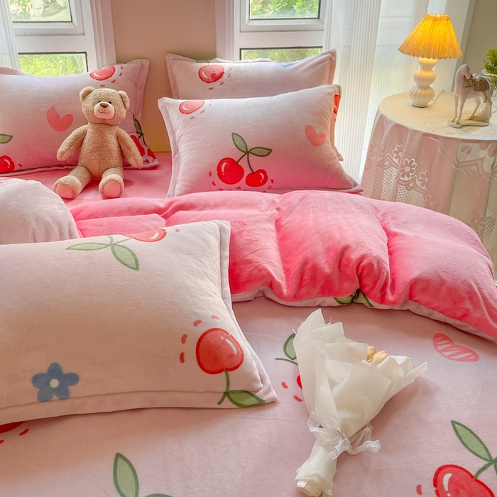 91家纺网 家纺一手货源 找家纺 宝薇 2025新款加厚保暖简约风小版印花牛奶绒四件套 大樱桃