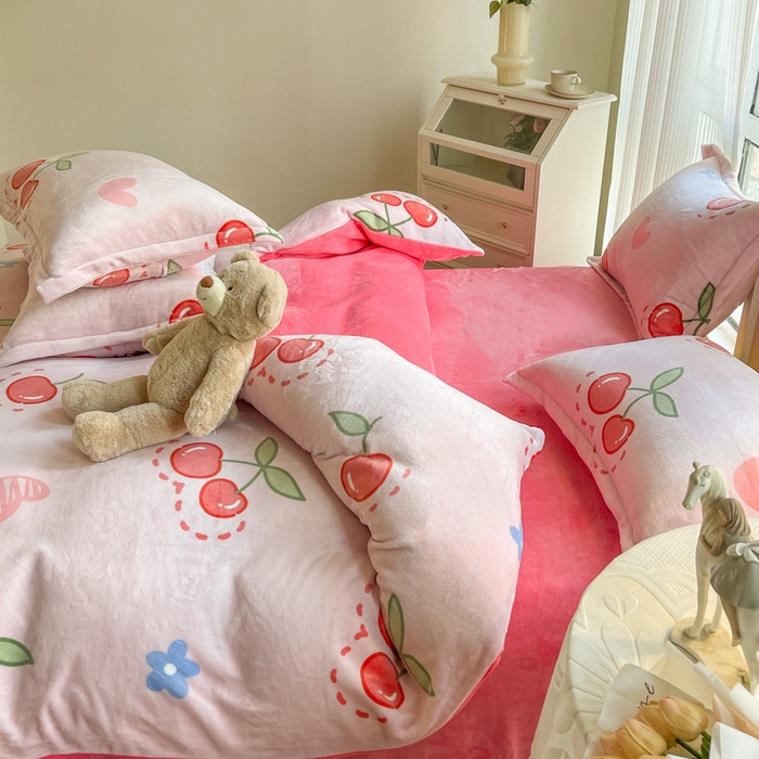 91家纺网 家纺一手货源 找家纺 宝薇 2025新款加厚保暖简约风小版印花牛奶绒四件套 大樱桃