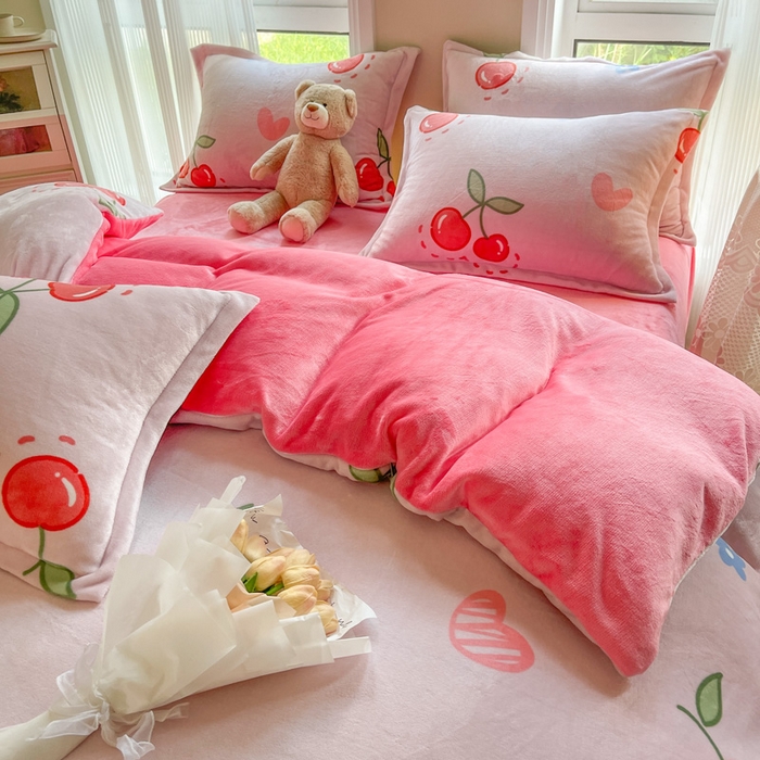91家纺网 家纺一手货源 找家纺 宝薇 2025新款加厚保暖简约风小版印花牛奶绒四件套 大樱桃