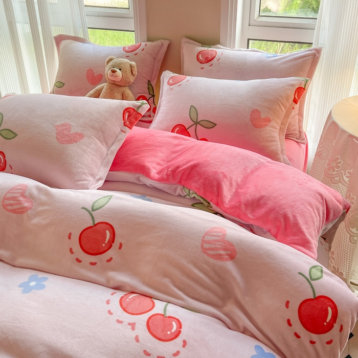 91家纺网 家纺一手货源 找家纺 宝薇 2025新款加厚保暖简约风小版印花牛奶绒四件套 大樱桃