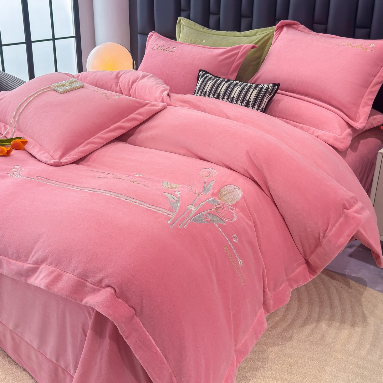 91家纺网 家纺一手货源 找家纺 优姿家纺 2025新款10斤牛奶绒宽边绣花保暖四件套-郁金花香 郁金花香-粉