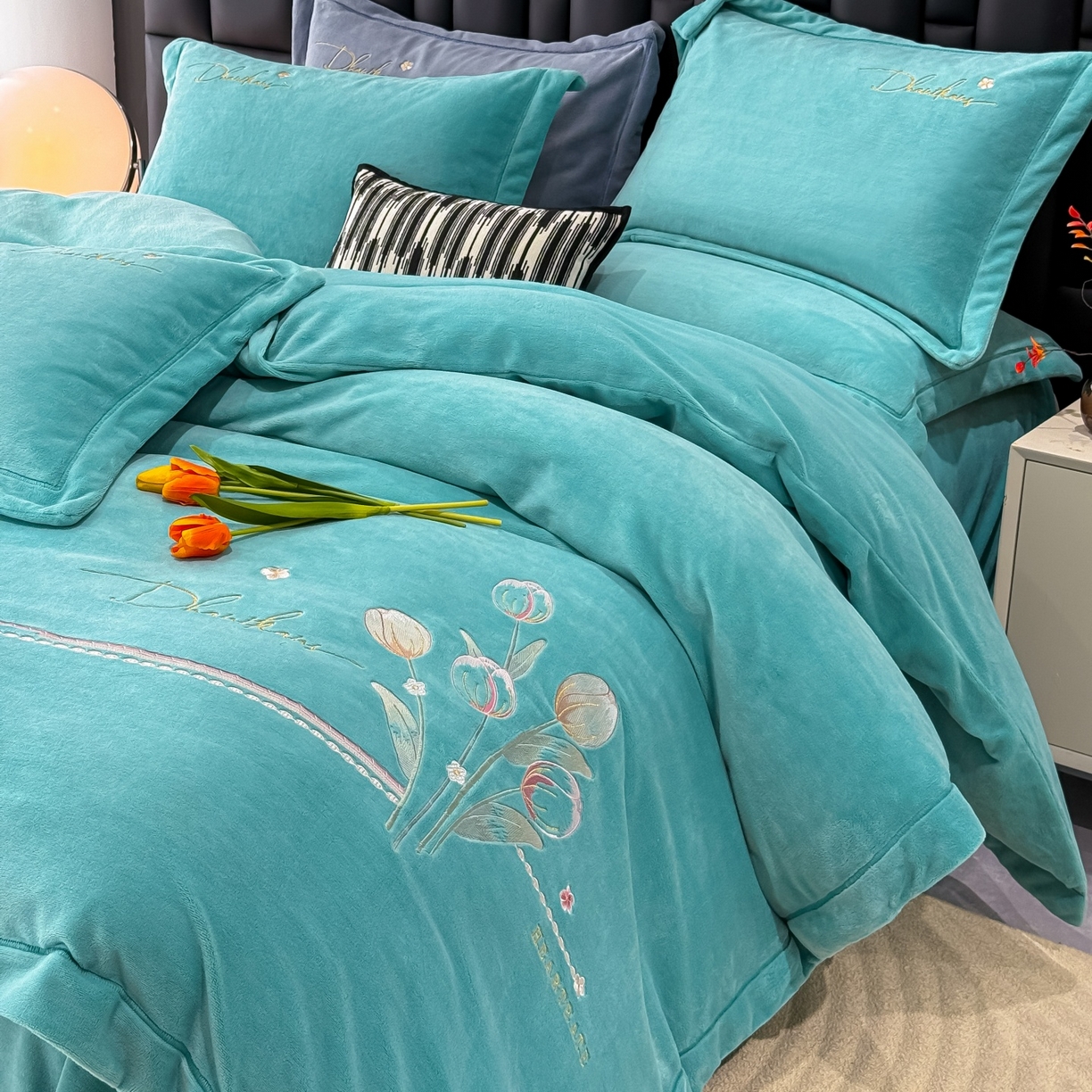 91家纺网 家纺一手货源 找家纺 优姿家纺 2025新款10斤牛奶绒宽边绣花保暖四件套-郁金花香 郁金花香-湖兰