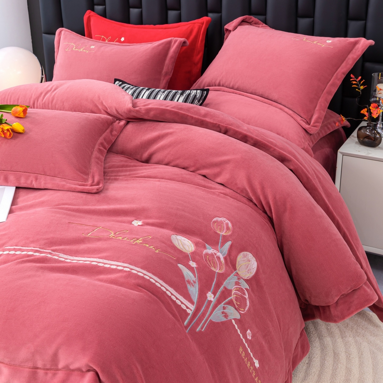 91家纺网 家纺一手货源 找家纺 优姿家纺 2025新款10斤牛奶绒宽边绣花保暖四件套-郁金花香 郁金花香-皮红