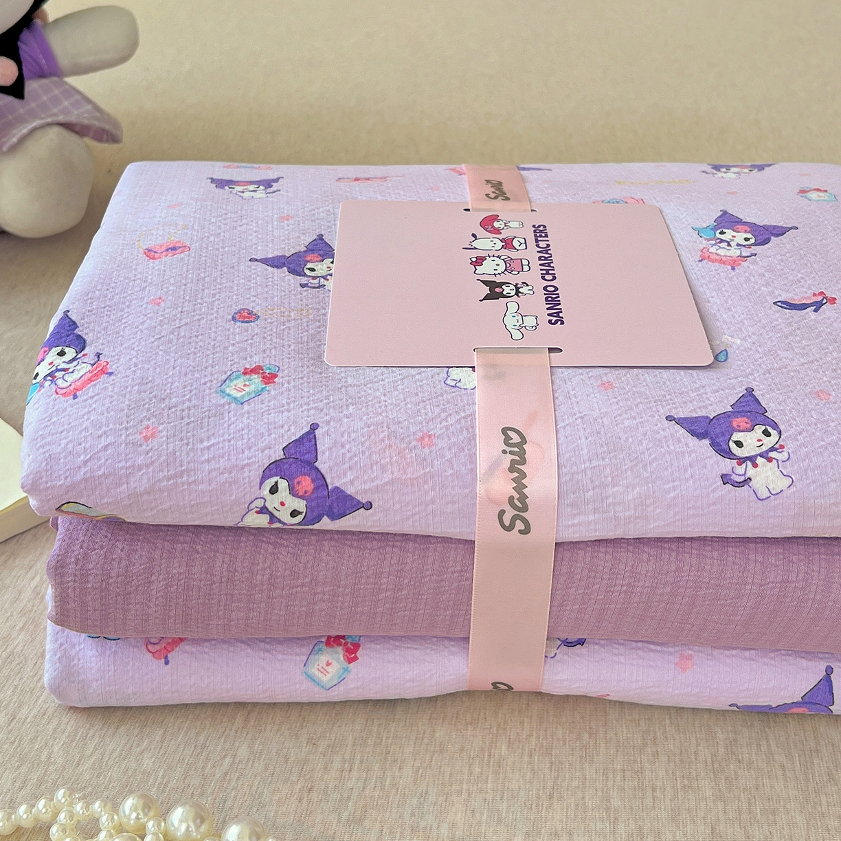 91家纺网 家纺一手货源 找家纺 奈颜 2025新款三丽鸥爆款云感双层纱印花四件套学生宿舍三件套-含防伪吊牌-提供买家秀 库洛米-浅紫