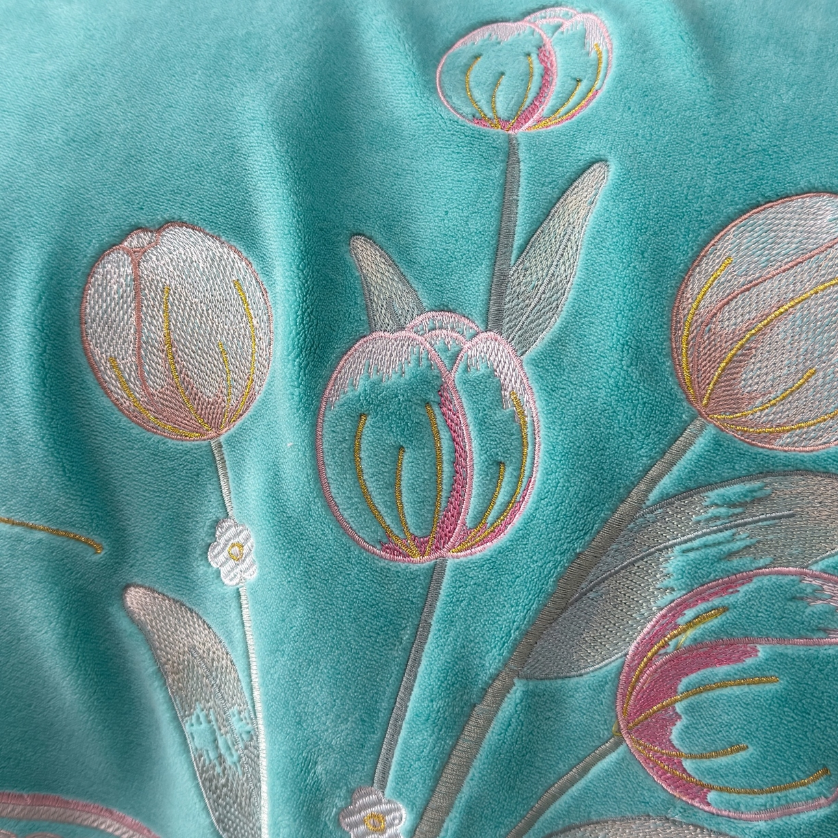 91家纺网 家纺一手货源 找家纺 优姿家纺 2025新款10斤牛奶绒宽边绣花保暖四件套-郁金花香 郁金花香-湖兰