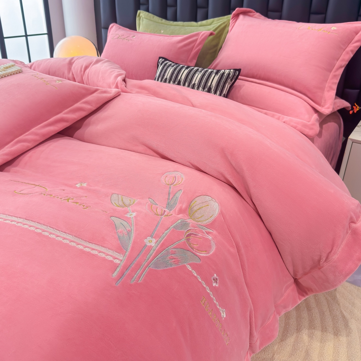 91家纺网 家纺一手货源 找家纺 优姿家纺 2025新款10斤牛奶绒宽边绣花保暖四件套-郁金花香 郁金花香-粉