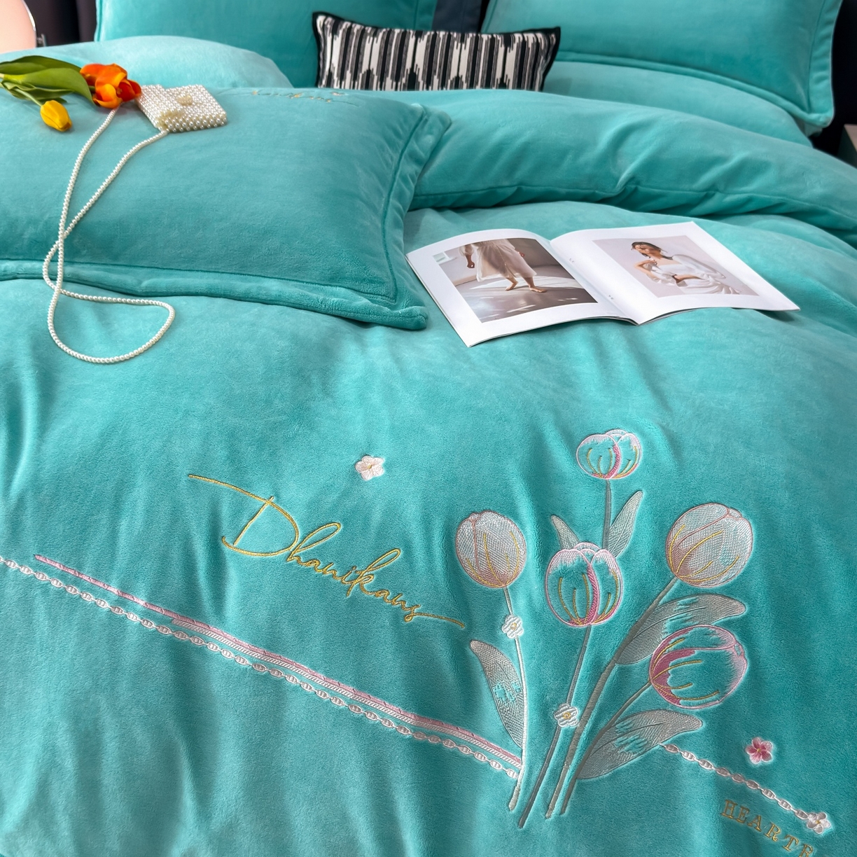 91家纺网 家纺一手货源 找家纺 优姿家纺 2025新款10斤牛奶绒宽边绣花保暖四件套-郁金花香 郁金花香-湖兰