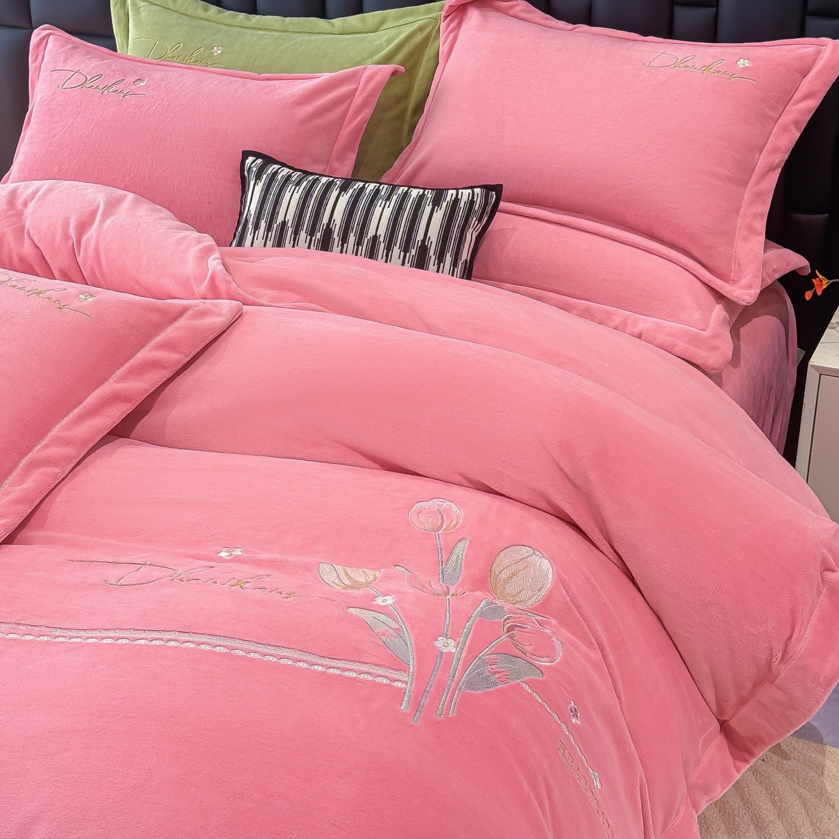 91家纺网 家纺一手货源 找家纺 优姿家纺 2025新款10斤牛奶绒宽边绣花保暖四件套-郁金花香 郁金花香-粉