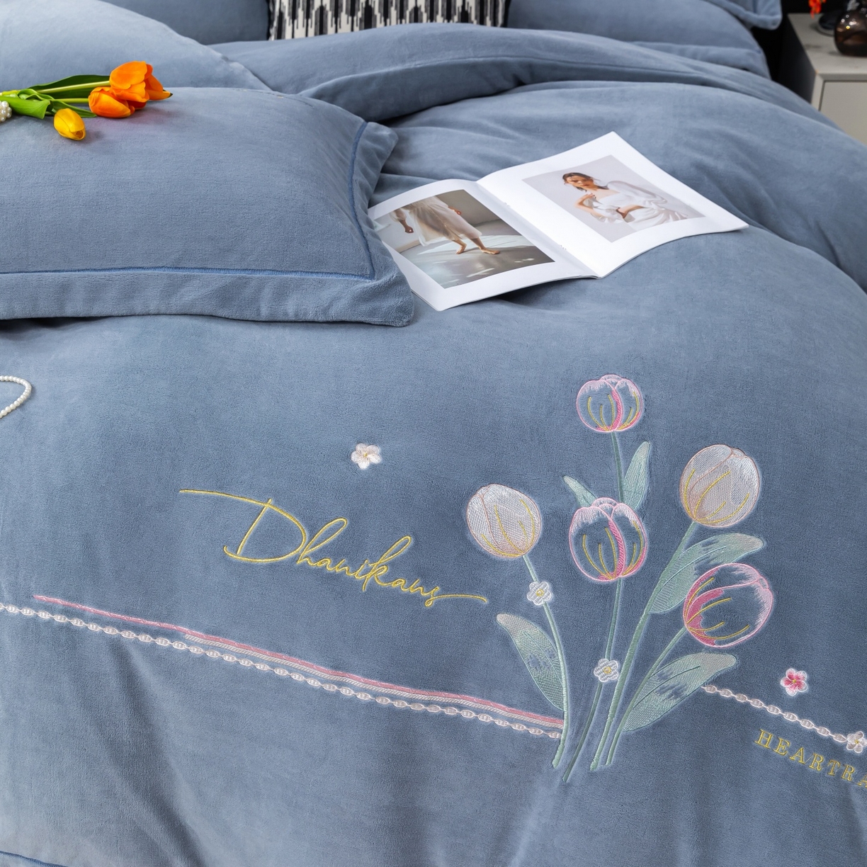 91家纺网 家纺一手货源 找家纺 优姿家纺 2025新款10斤牛奶绒宽边绣花保暖四件套-郁金花香 郁金花香-典雅灰